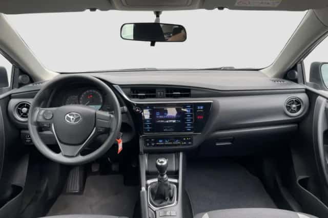 Toyota Auris (2015) thumbnail 3