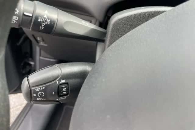 Peugeot 208 (2015) thumbnail 5