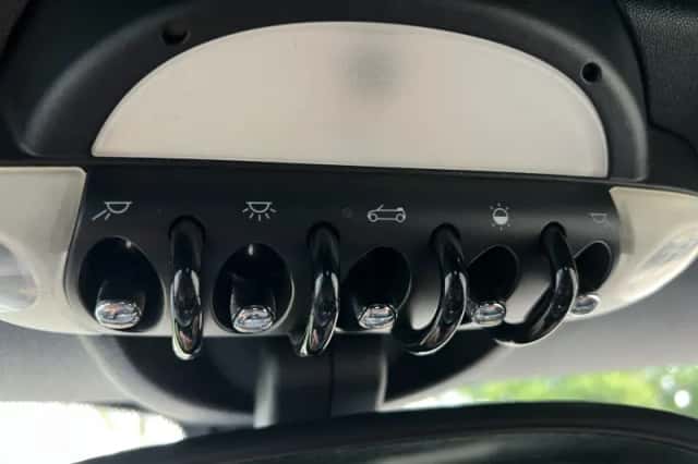 MINI Cabrio (2009) thumbnail 26