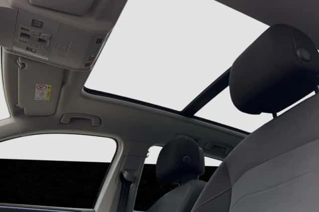 Volkswagen Tiguan (2021) thumbnail 2
