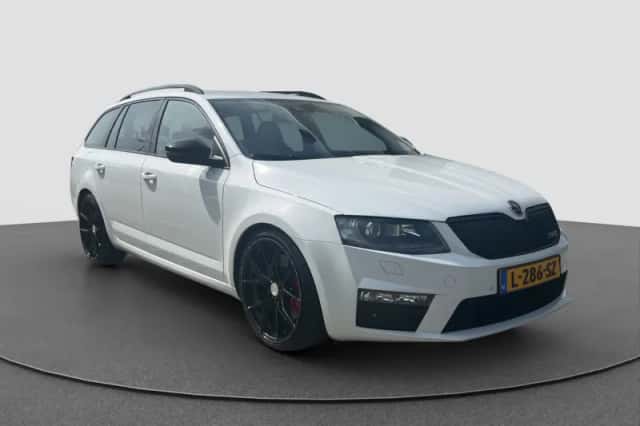 Škoda Octavia (2016) thumbnail 2