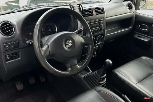 Suzuki Jimny (2012) thumbnail 11