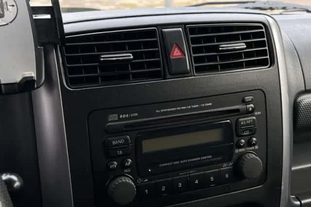 Suzuki Jimny (2012) thumbnail 19