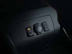 Toyota Prius (2012) thumbnail 12