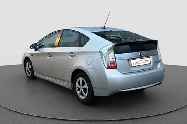 Toyota Prius (2012) thumbnail 9