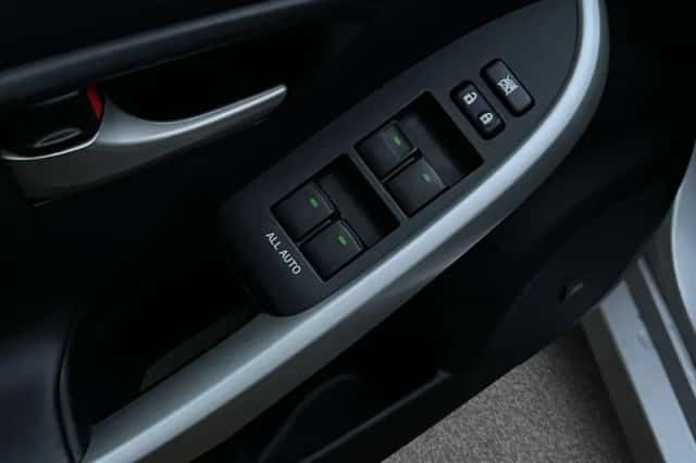 Toyota Prius (2012) thumbnail 10