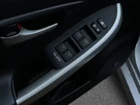 Toyota Prius (2012) thumbnail 10
