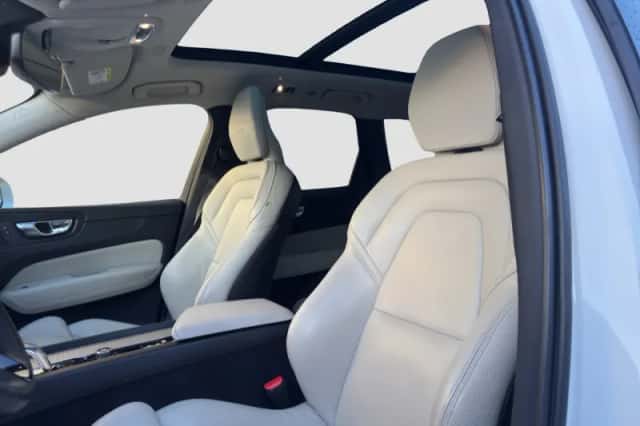 Volvo XC60 (2018) thumbnail 3