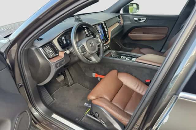 Volvo XC60 (2021) thumbnail 9
