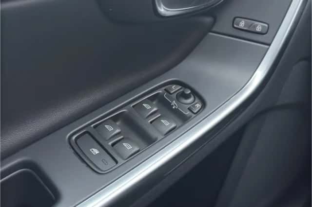 Volvo S60 (2015) thumbnail 16