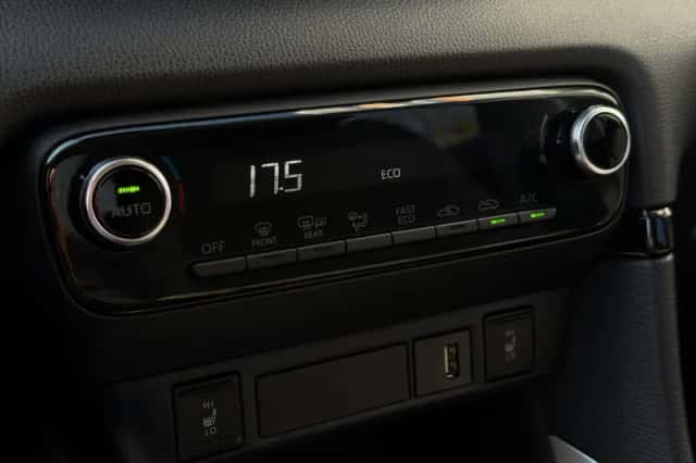 Toyota Yaris (2020) thumbnail 16