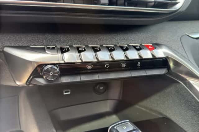 Peugeot 3008 (2019) thumbnail 18