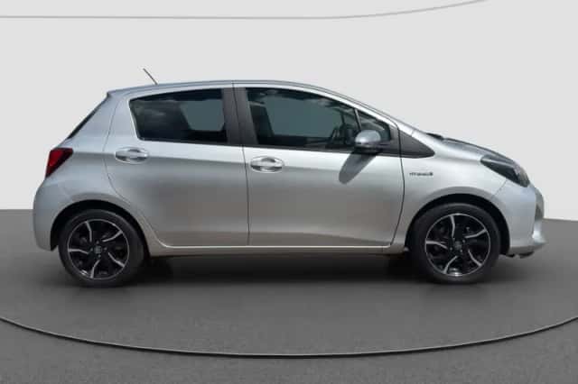 Toyota Yaris (2014) thumbnail 2