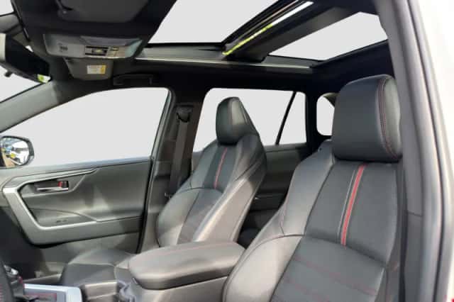 Toyota RAV4 (2021) thumbnail 3