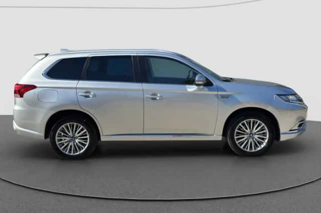 Mitsubishi Outlander (2018) thumbnail 2