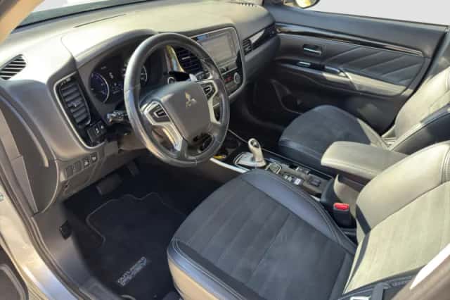 Mitsubishi Outlander (2018) thumbnail 3