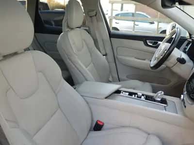 Volvo XC60 (2017) thumbnail 5