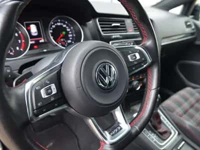 Volkswagen Golf (2016) thumbnail 16