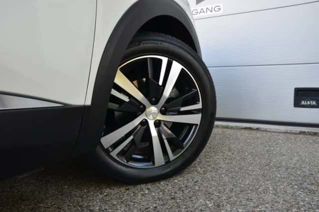 Peugeot 3008 (2019) thumbnail 4