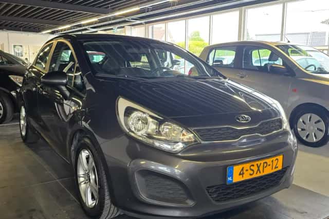 Kia Rio (2014) thumbnail 3