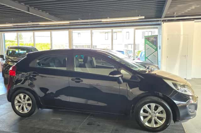 Kia Rio (2011) thumbnail 5