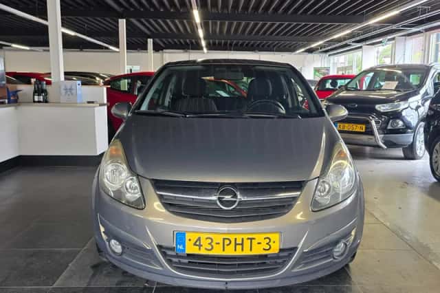Opel Corsa (2011) thumbnail 3