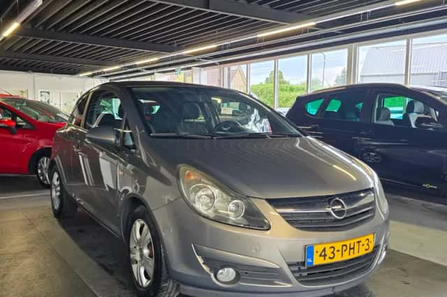 Opel Corsa (2011) thumbnail 4