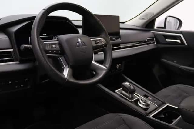 Mitsubishi Outlander (2025) thumbnail 3