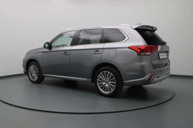 Mitsubishi Outlander (2021) thumbnail 2