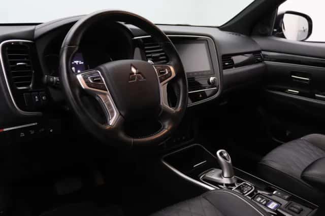 Mitsubishi Outlander (2021) thumbnail 3