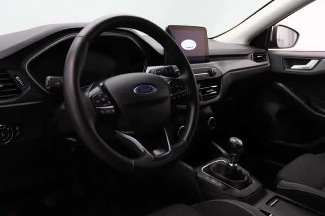 Ford Focus (2022) thumbnail 3