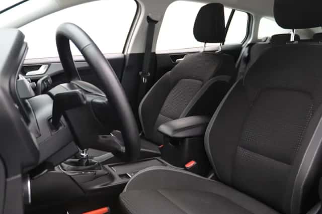 Ford Focus (2022) thumbnail 5