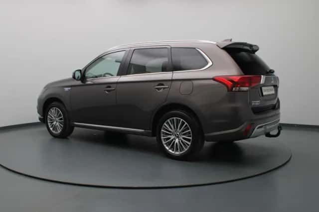 Mitsubishi Outlander (2021) thumbnail 2