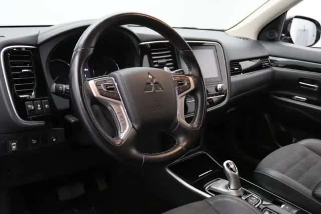 Mitsubishi Outlander (2021) thumbnail 3