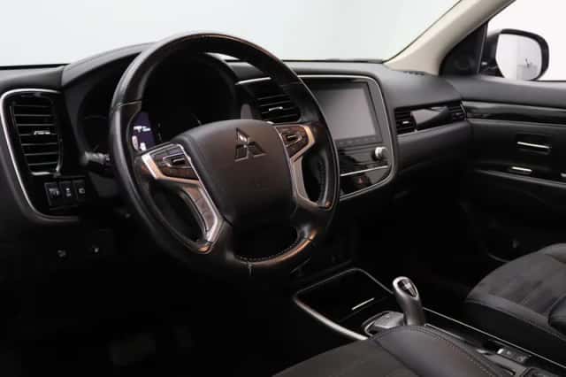 Mitsubishi Outlander (2021) thumbnail 3