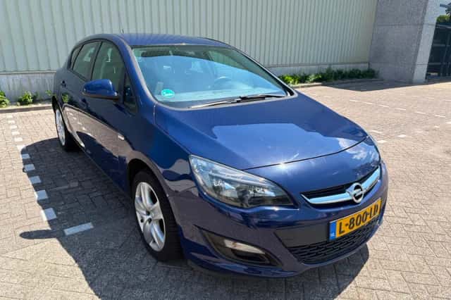 Opel Astra (2013) thumbnail 2