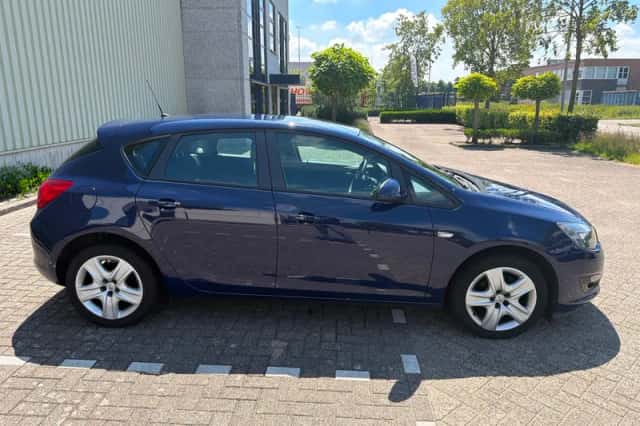 Opel Astra (2013) thumbnail 3