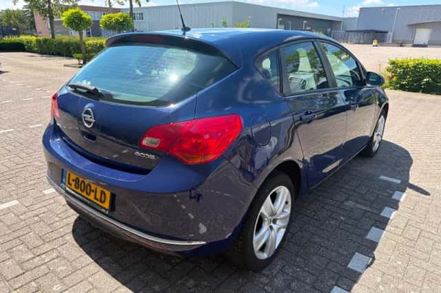 Opel Astra (2013) thumbnail 4