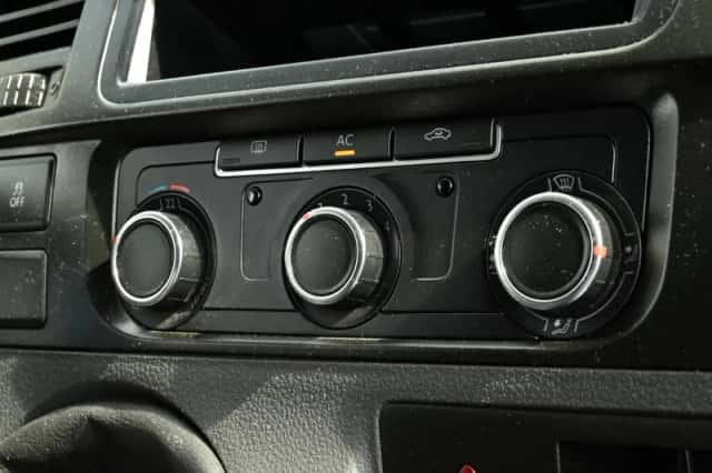 Volkswagen Transporter (2011) thumbnail 16