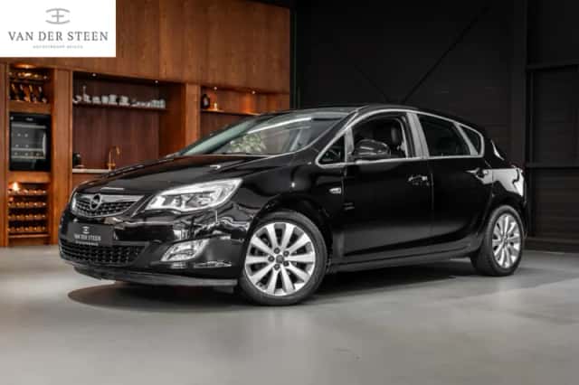 Opel Astra (2011) thumbnail 2