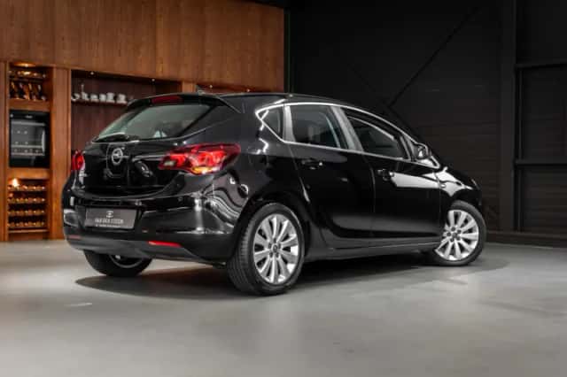 Opel Astra (2011) thumbnail 3