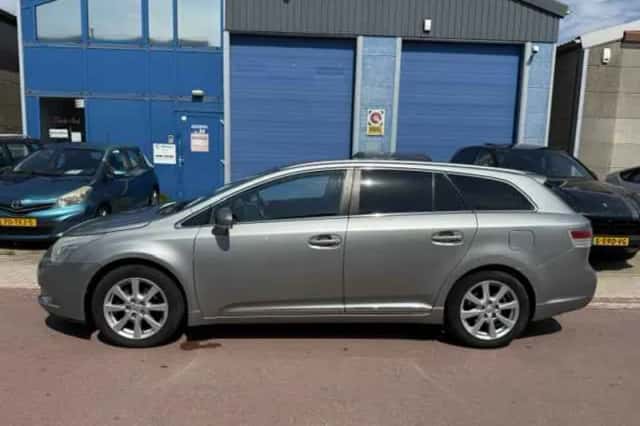 Toyota Avensis (2010) thumbnail 2