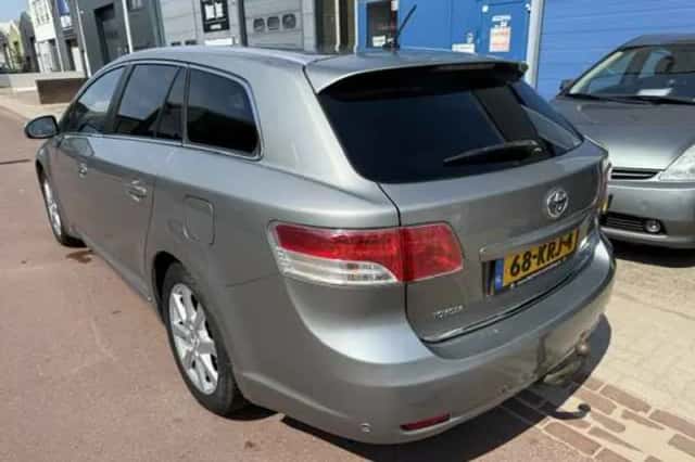 Toyota Avensis (2010) thumbnail 3