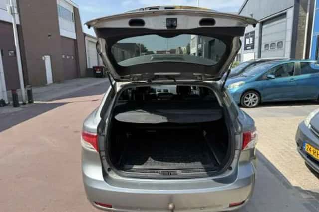 Toyota Avensis (2010) thumbnail 5