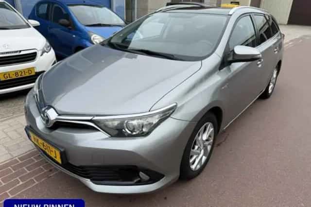 Toyota Auris (2015) thumbnail 1