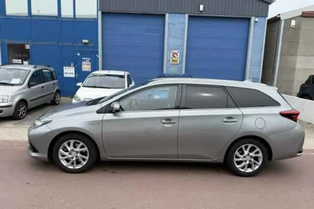 Toyota Auris (2015) thumbnail 2
