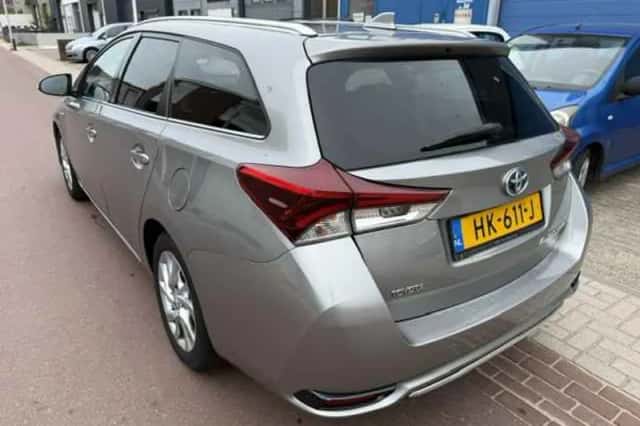 Toyota Auris (2015) thumbnail 3