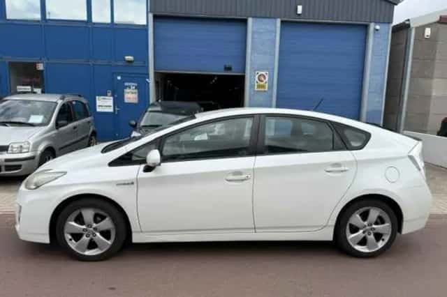 Toyota Prius (2011) thumbnail 2