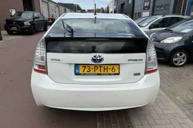 Toyota Prius (2011) thumbnail 4