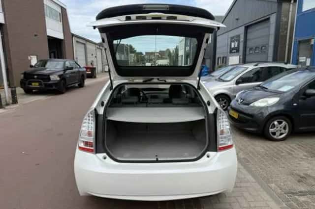 Toyota Prius (2011) thumbnail 5